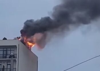 თბილისში კორპუსის სახურავი იწვის