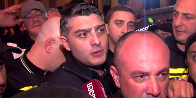 ერთი საათია, რაც აქცია დაიწყო და უკვე დაიწყეს ძალადობრივი ქმედებები, 2 პირია დაკავებული – ვაჟა სირაძე