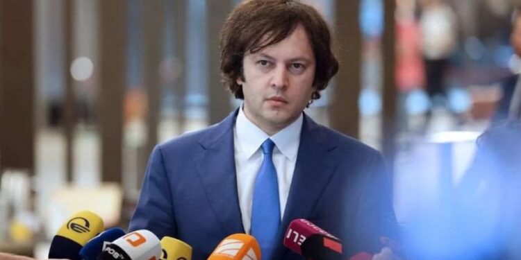 პოლიტიკოსების პასუხისმგებლობა ძალიან დიდია, სამწუხაროა, რომ ისინი სწირავენ ადამიანებს, მათ შორის ახალგაზრდებს ძალიან მძიმე სასჯელისთვის, ყველას მინდა შევახსენო, რა პასუხისმგებლობა შეიძლება იყოს დაკავშირებული კონსტიტუციური წყობილების დამხობის მცდელობასთან – კობახიძე