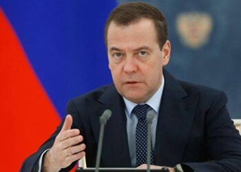 “მე­ზობ­ლე­ბი სწრა­ფად მოძ­რა­ო­ბენ უკ­რა­ი­ნის გზა­ზე ბნე­ლი უფსკრუ­ლის­კენ. ჩვე­უ­ლებ­რივ, ეს ძა­ლი­ან ცუ­დად მთავ­რდე­ბა” – დი­მიტ­რი მედ­ვე­დე­ვი ქართველებზე