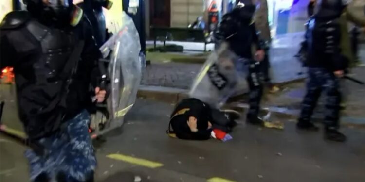 ადვოკატები: დაკავებულთა უმეტესობა ნაცემია, უწყვეტი ცემის შემდეგ მიკროავტობუსში სისხლი იდგა