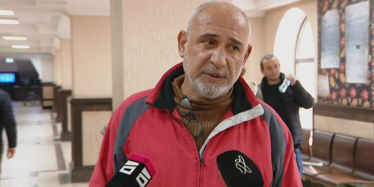 „პოლიციელების მიერ ნაცემ მამაჩემს 8 დღით იჭერენ“ – ზვიად რატიანის შვილი