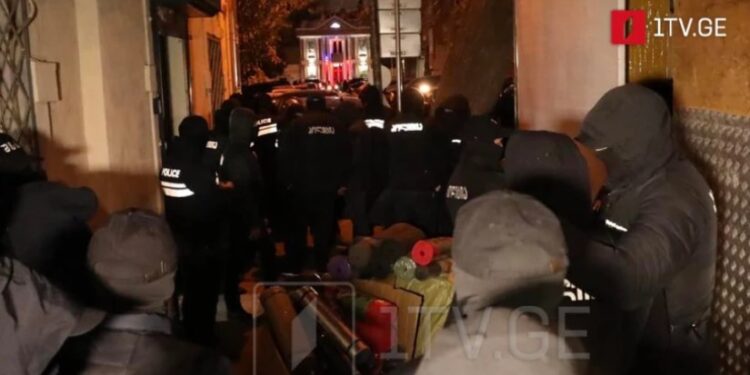 სამართალდამცველებს „დროას“ ოფისიდან პიროტექნიკა, ლაზერები და სხვადასხვა ნივთი გააქვთ