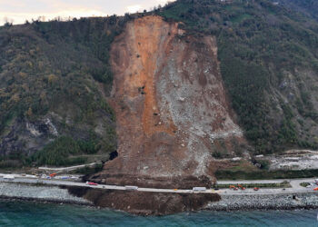 თურქეთში ჩამოწოლილმა მეწყერმა ბათუმისკენ მომავალი 4 ადამიანი იმსხვერპლა