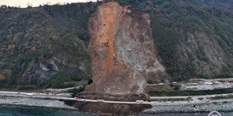 თურქეთში ჩამოწოლილმა მეწყერმა ბათუმისკენ მომავალი 4 ადამიანი იმსხვერპლა
