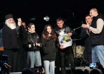 კახა კალაძემ სამტრედიაში მცხოვრებ ადეიშვილების ოჯახს საჩუქრად სახლი გადასცა