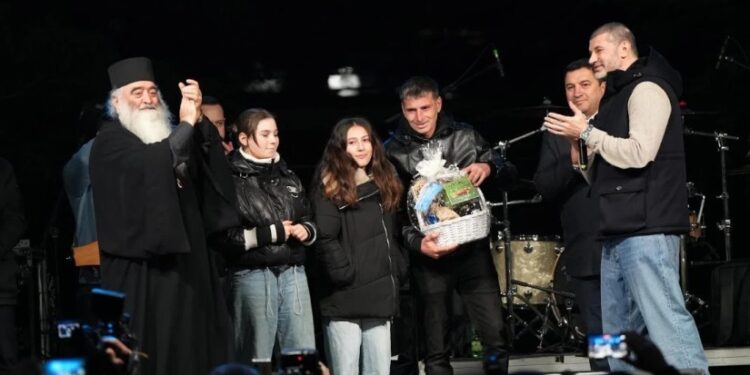 კახა კალაძემ სამტრედიაში მცხოვრებ ადეიშვილების ოჯახს საჩუქრად სახლი გადასცა