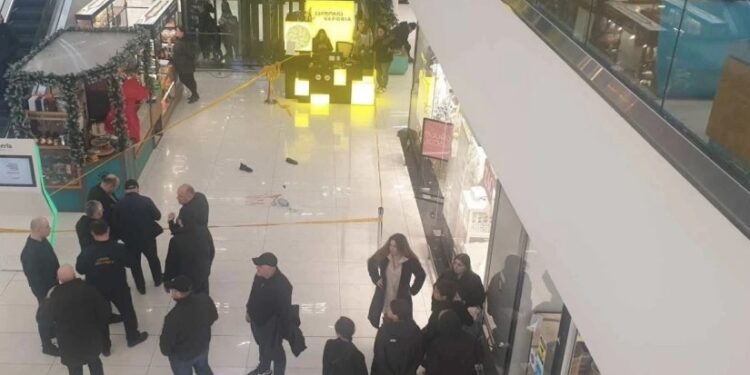 კაცი, რომელიც ,,გალერია თბილისში“ მეორე სართულიდან გადავარდა, გარდაიცვალა