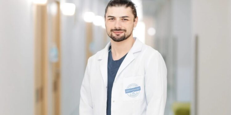 ვინ არის ახალგაზრდა ნეიროქირურგი, რომელმაც უნიკალური ოპერაციის შედეგად, პაციენტს თავის ტვინიდან ცოცხალი ჭია ამოუღო