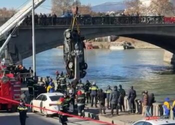 უცნობია, რამდენი ადამიანი იმყოფებოდა მანქანაში… – მტკვარში გადავარდნილი ავტომობილი ამოიყვანეს