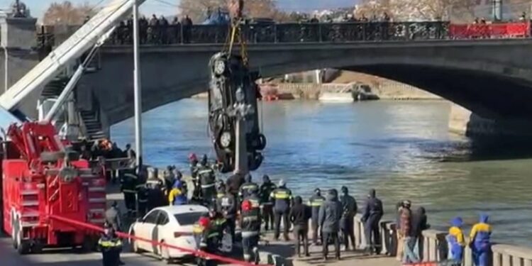 უცნობია, რამდენი ადამიანი იმყოფებოდა მანქანაში… – მტკვარში გადავარდნილი ავტომობილი ამოიყვანეს