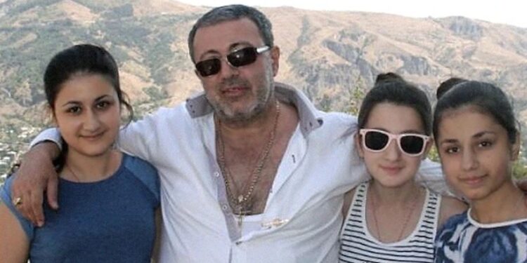 მამა სამ ქალიშვილს წლების განმავლობაში აუპატიურებდა, დებმა ის ჩაქუჩით და დანით მოკლეს – ხაჩატურიანების საქმე