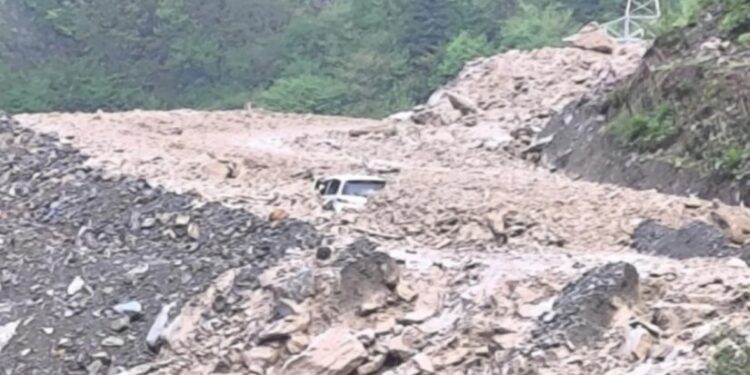 სოფელ ბაბილთან მეწყერი ჩამოწვა – მასში ერთი ავტომობილი მოჰყვა – რა დეტალებია ცნობილი