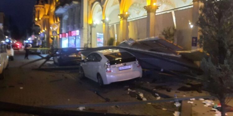 ბათუმში, სახურავი ჩამოინგრა და ცოლ-ქმარს დაეცა