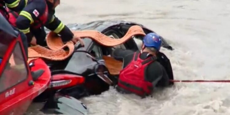 მაშველებმა მტკვარში ავტომობილი და ორი პირის ცხედარი იპოვეს