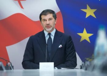 ვინც გვლანძღავდა, რადგან იძულებით არ გამოვიყვანეთ სადგურის მოედანზე მდებარე კორპუსის მცხოვრებლები საკუთარი ბინებიდან, დღეს უტიფრად აცხადებენ, რომ მე-4 კატეგორიის შენობებში შეჭრილი ხალხის იძულებით გაყვანა, რომელიც მათი საკუთრება არაა, დანაშაულია – კალაძე