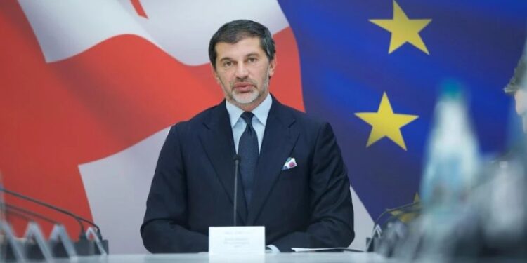 ვინც გვლანძღავდა, რადგან იძულებით არ გამოვიყვანეთ სადგურის მოედანზე მდებარე კორპუსის მცხოვრებლები საკუთარი ბინებიდან, დღეს უტიფრად აცხადებენ, რომ მე-4 კატეგორიის შენობებში შეჭრილი ხალხის იძულებით გაყვანა, რომელიც მათი საკუთრება არაა, დანაშაულია – კალაძე