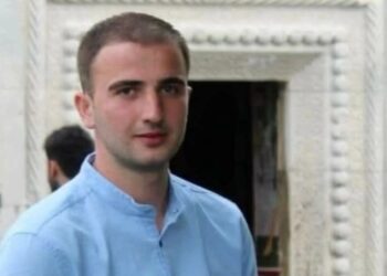 „მანქანაში ნიშნობის ბეჭედი იპოვეს, რჩეულისთვის ხელი უნდა ეთხოვა…“ – დაკრძალეს ბიჭი, რომელიც კრაზანის ნაკბენის შედეგად გარდაიცვალა