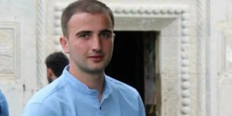 „მანქანაში ნიშნობის ბეჭედი იპოვეს, რჩეულისთვის ხელი უნდა ეთხოვა…“ – დაკრძალეს ბიჭი, რომელიც კრაზანის ნაკბენის შედეგად გარდაიცვალა