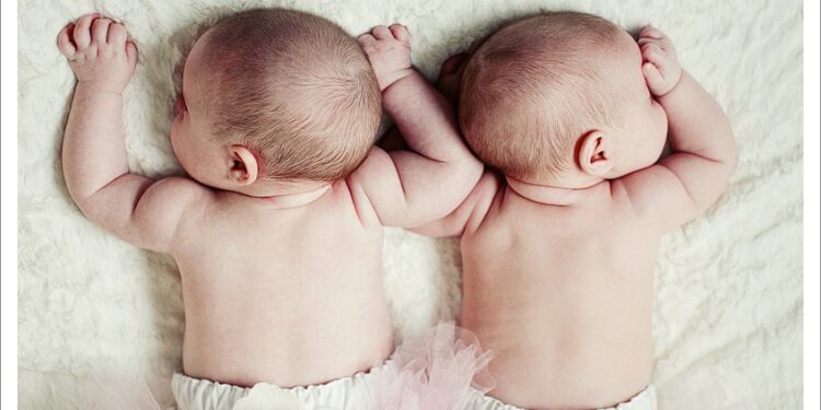 ახალდაქორწინებულები 5000 ლარს მიიღებენ, პირველ შვილზე დახმარება 1500 ლარია, მეორეზე – 3000, ტყუპზე – 10 000… – რომელი მუნიციპალიტეტის სოციალურ პროგრამაში შევიდა მსგავსი ცვლილებები?