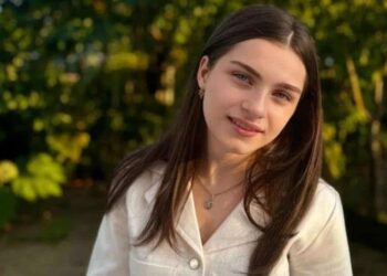 „ჩვენი ლამაზი, ცისფერთვალება გოგო, დიდი და უსაზღვრო ტკივილია… ვგლოვობთ იმედების, ოცნებებისა და მომავლის ნაწილს“ – სკოლა მოსწავლეს ემშვიდობება