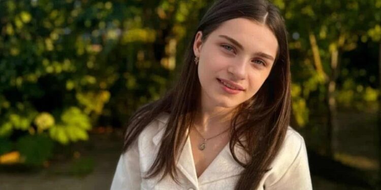 „ჩვენი ლამაზი, ცისფერთვალება გოგო, დიდი და უსაზღვრო ტკივილია… ვგლოვობთ იმედების, ოცნებებისა და მომავლის ნაწილს“ – სკოლა მოსწავლეს ემშვიდობება