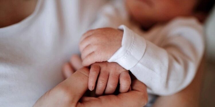 იმერეთში, 14 წლის გოგო დედა გახდა – ფაქტზე დაწყებულია გამოძიება