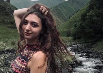 „რატომ გაგვწირე, ნინიკო… შენ ანგელოზი ხარ, ჩემო ჭრიჭინა” – ავარიის დროს დაღუპულ გოგოს ემშვიდობებიან