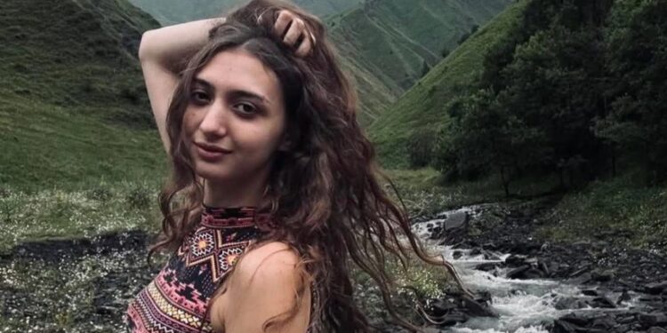 „რატომ გაგვწირე, ნინიკო… შენ ანგელოზი ხარ, ჩემო ჭრიჭინა” – ავარიის დროს დაღუპულ გოგოს ემშვიდობებიან