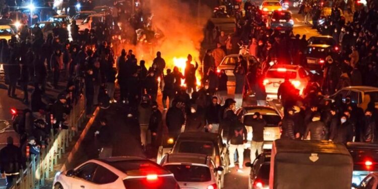 ირანში საპროტესტო გამოსვლების დროს, სულ მცირე, 16 500 ადამიანი დაიღუპა და 330 ათასი დაშავდა