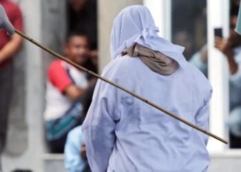 100 როზგი ქორწინების გარეშე სექსისთვის და 40 ალკოჰოლის მოხმარებისთვის – ინდონეზიაში წყვილი საჯაროდ დასაჯეს