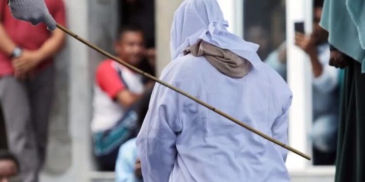 100 როზგი ქორწინების გარეშე სექსისთვის და 40 ალკოჰოლის მოხმარებისთვის – ინდონეზიაში წყვილი საჯაროდ დასაჯეს