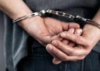 პოლიციამ დააკავა დედა-შვილი და კიდევ ერთი პირი, რომლებიც დაზარალებულს საცხოვრებელ სახლში ყაჩაღურად თავს დაესხნენ, ფიზიკურად იძალადეს და 8 200 ლარი, საბანკო ბარათები და მობილური ტელეფონი გასტაცეს