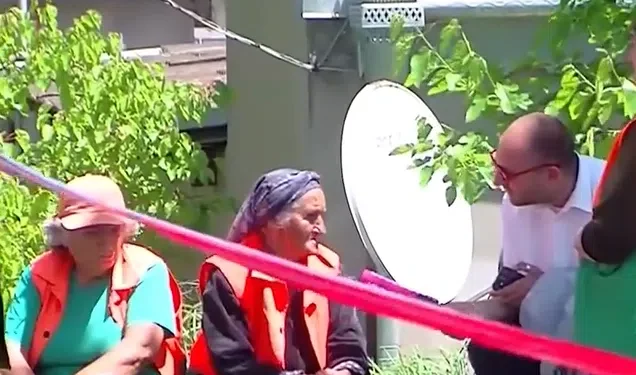 “ქალს დაეჯახნენ… ხე მთლიანად მოგლიჯეს” – რას ჰყვებიან გარდაბანში მომხდარ ავარიაზე თვითმხილველები